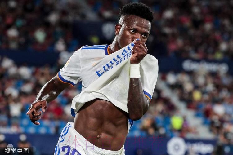 维尼修斯晒队友本泽马获奖照片 配文:最佳 维尼修斯晒队友本泽马获奖照片 配文:最佳